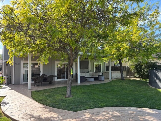 Building Photo - 879 Fall River Trail