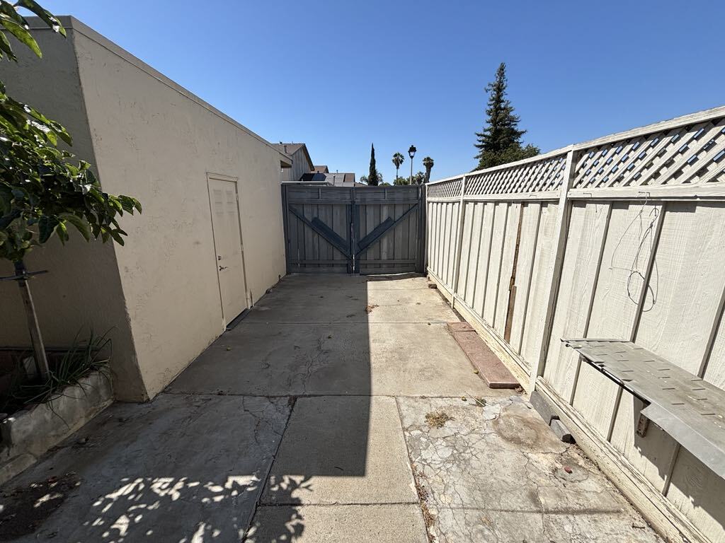 Building Photo - 498 Ginkgo Ct