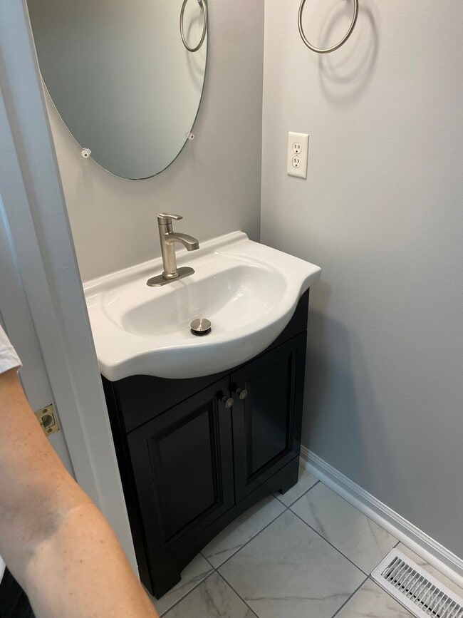 Building Photo - ***Move in special - ½ off first month’s r...