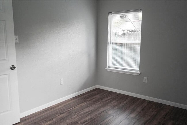 Building Photo - 10311 Royal Oaks Dr