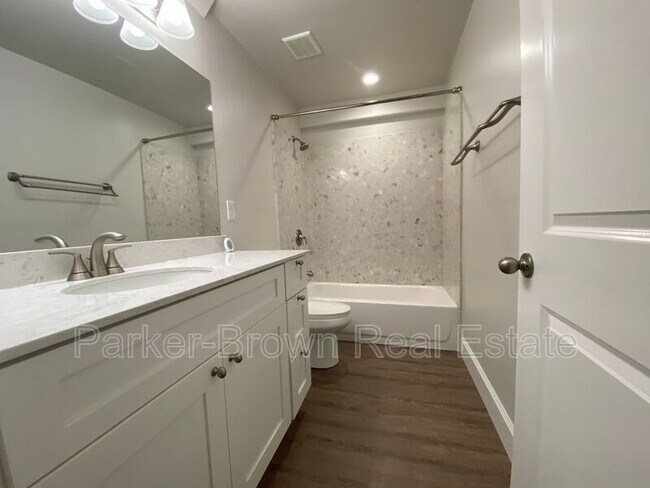 Building Photo - 5561 W Pkwy W