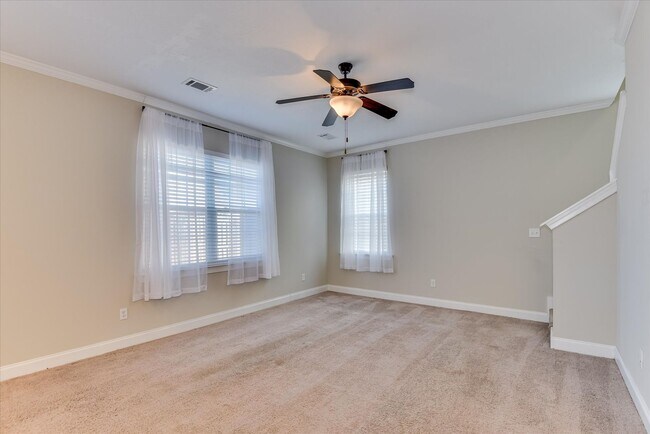 Building Photo - 3 Bedroom 2.5 Bath in Canterbury Farms!