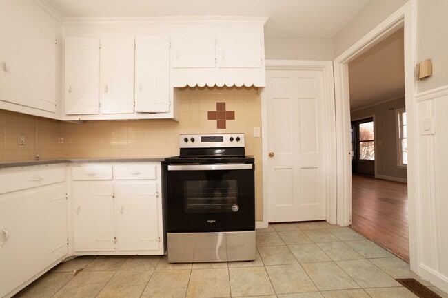 Building Photo - Charming Old Hickory Cottage with Vintage Character