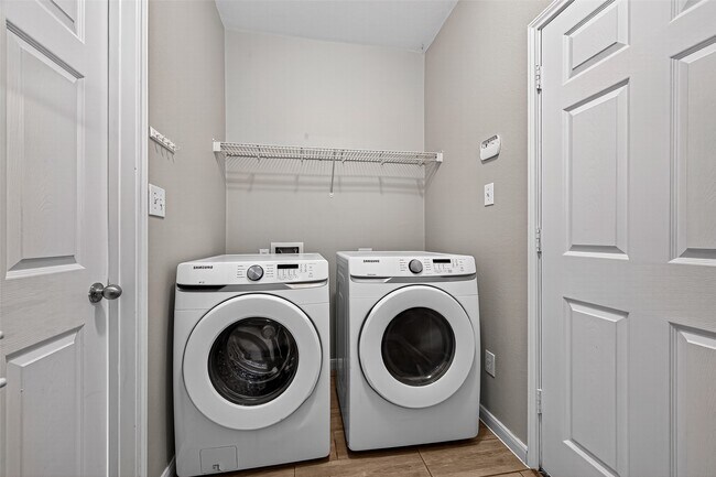 Building Photo - 2111 Castle Gardens Ln