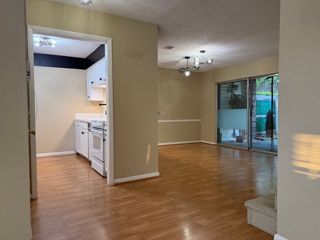 Building Photo - 10 Hampshire Cir