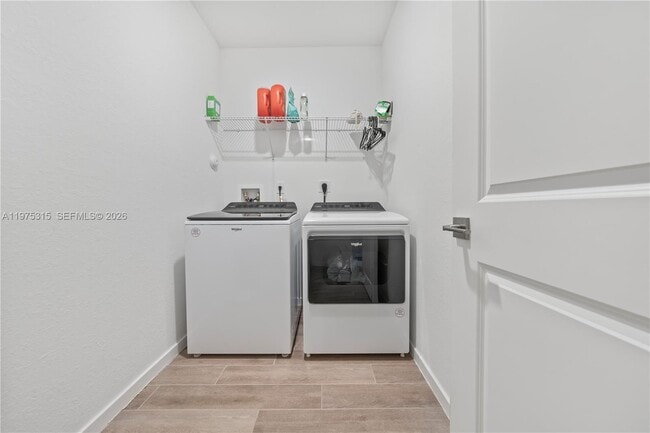 Building Photo - 818 SE 17th St