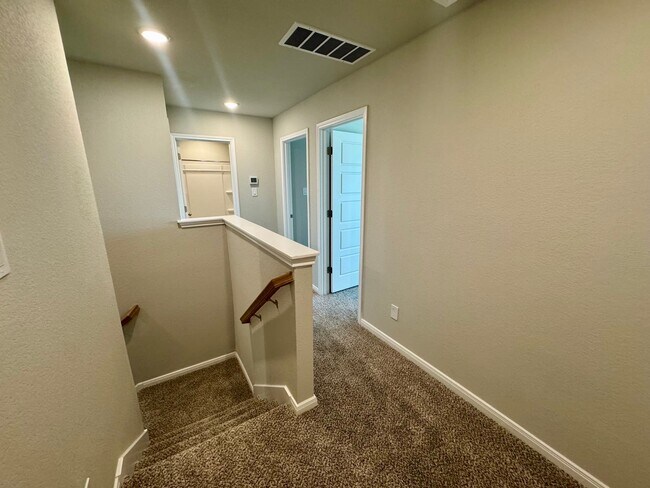 Building Photo - Stunning 4x2.5 Luxury Duplex in Buda, TX!