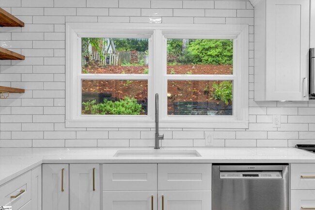 Building Photo - 125 River Way Dr