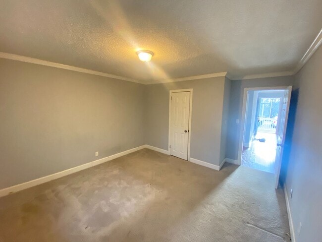 Building Photo - 2Bed/1Ba Duplex close to Downtown Concord ...