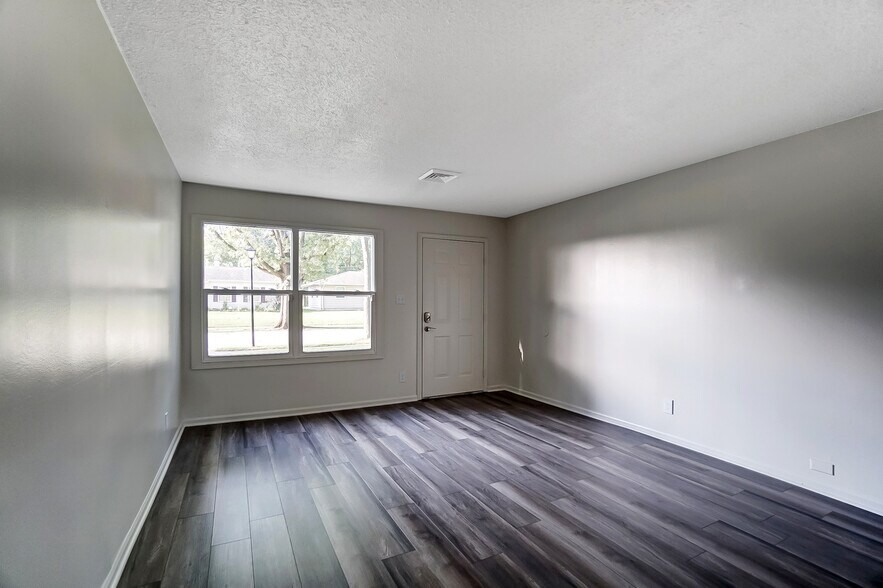 Building Photo - 1107 Larch Ln