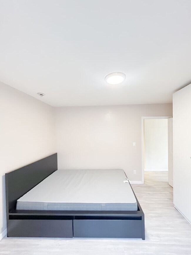Building Photo - 807 Wilton Pl