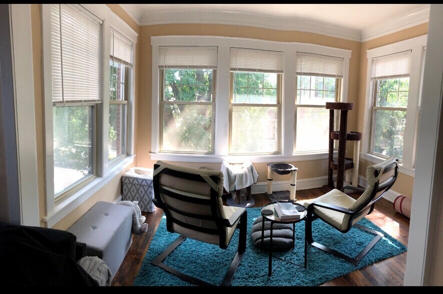 Building Photo - 2434 W Pensacola Ave