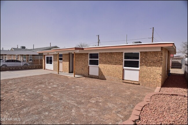 Building Photo - 9004 Acatlan Ln
