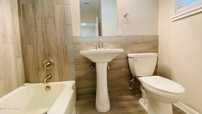 Building Photo - 914 N Wild Olive Ave