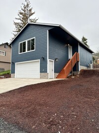 Building Photo - Brand New 3 bedroom 2 bath house in SE Ros...