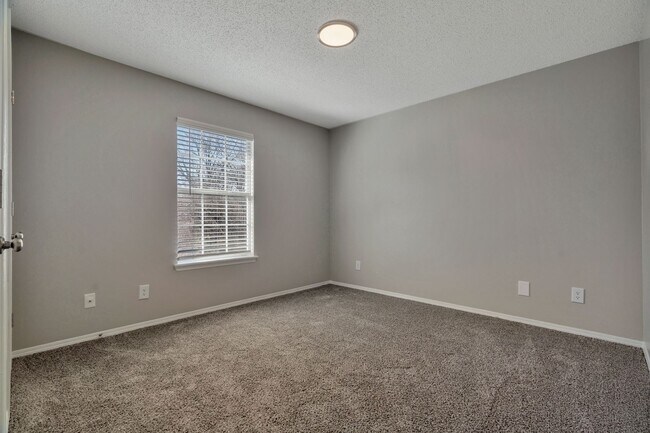 Building Photo - Newly remodeled 3 Bed 2 Bath Duplex!! Fenced yard!