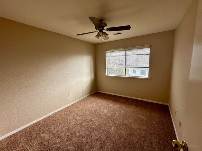 Building Photo - 4 bedroom 3 bathroom in Tracy