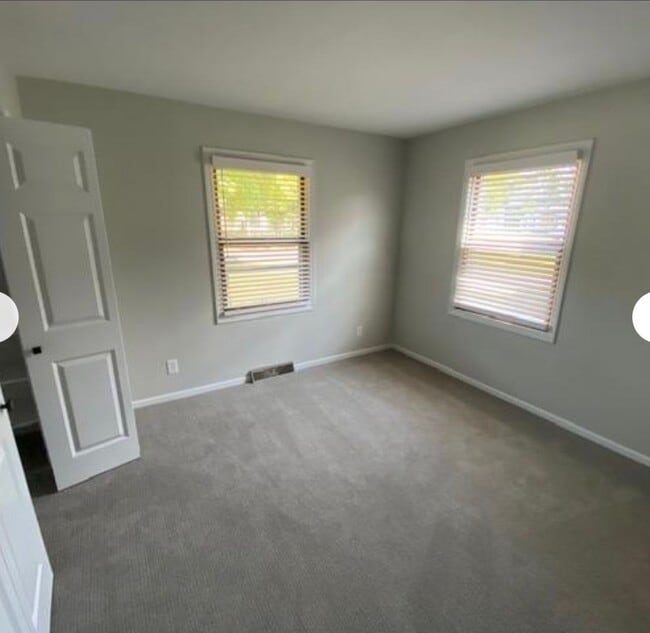 Building Photo - 3 bed/2 bath ranch on the NE side!