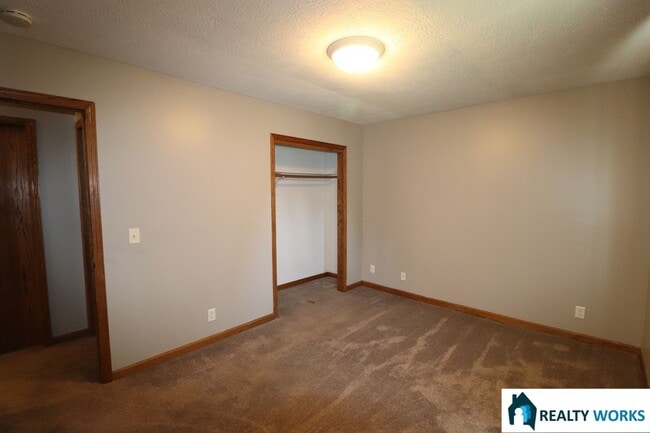 Building Photo - Lovely 3 Bedroom, 1 bath house available now.