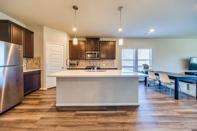 Building Photo - 2107 Cherryvale Dr