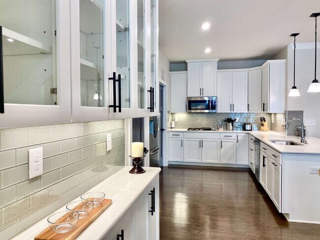 Building Photo - GORGEOUS TOWNHOME IN SOUTH PARK