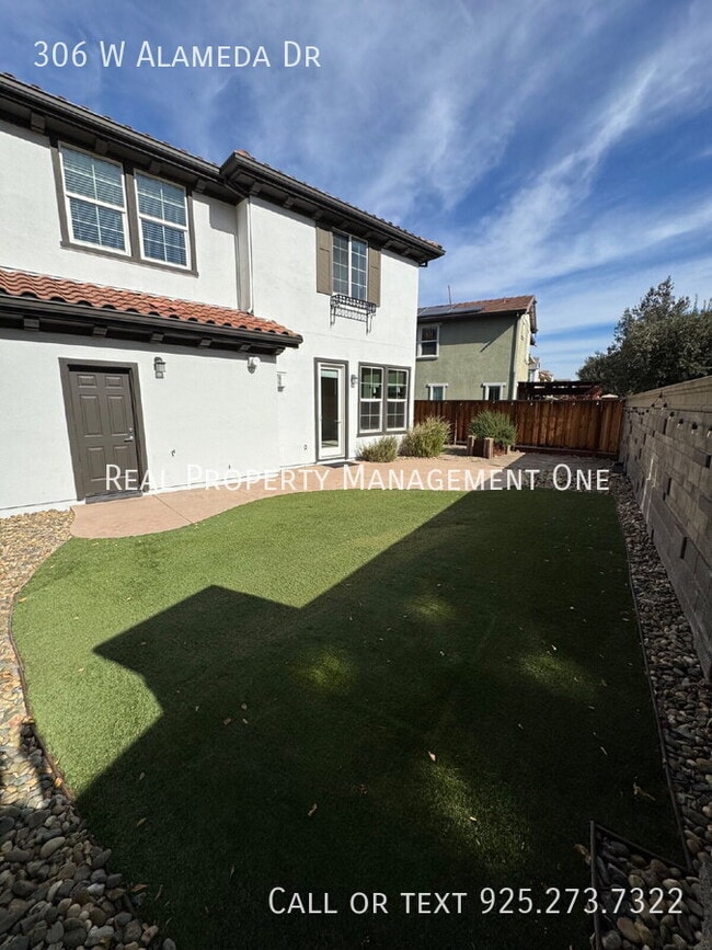 Building Photo - 306 W Alameda Dr