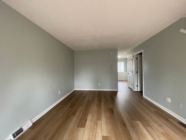 Building Photo - Townhome with central air and a garage!
