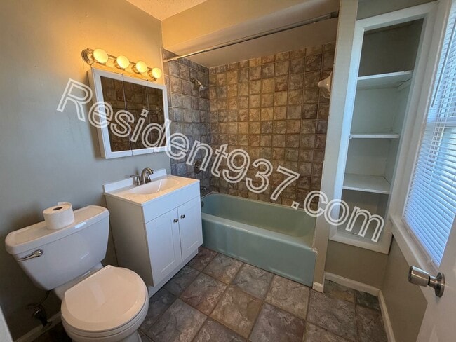 Building Photo - 2 Bed 1 bath Home