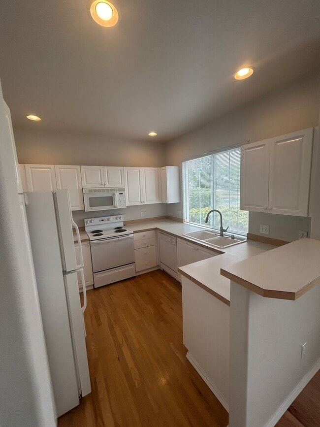 Building Photo - 3 Bed, 2.5 bath Kent house w/2-car garage ...