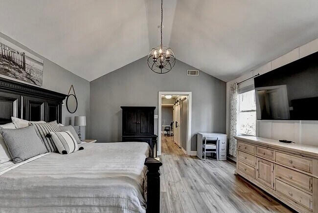 Building Photo - 561 Russell Rd