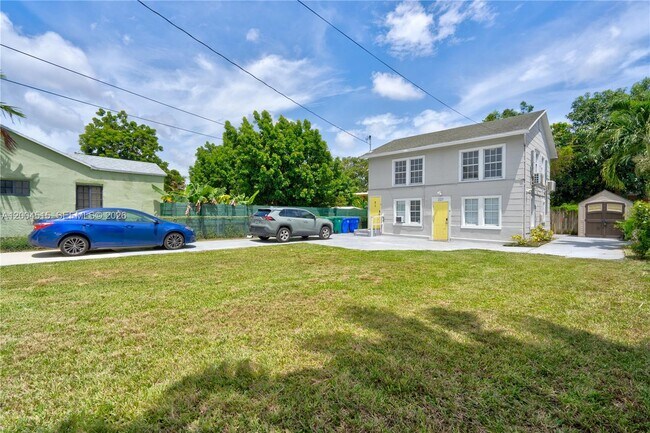 Building Photo - 227 SW 30th Ave