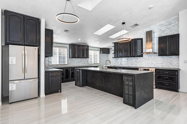 Building Photo - 4401 W McRae Way