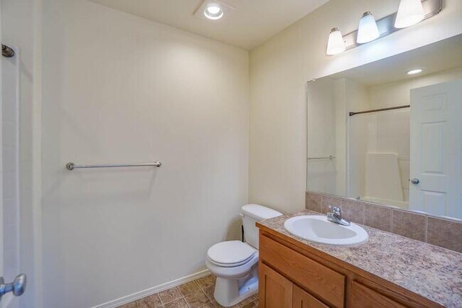 Building Photo - THREE BEDROOM TOWNHOUSE