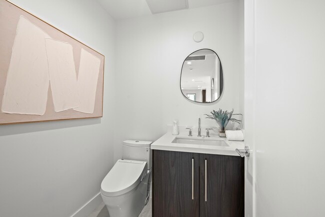 Building Photo - 475 E Royal Palm Rd