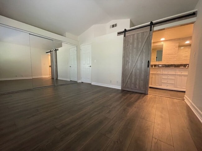 Building Photo - BEAUTIFUL 4 BEDROOM + 3 BATHROOM HOUSE IN SANTA CLARITA AVAILABLE NOW!