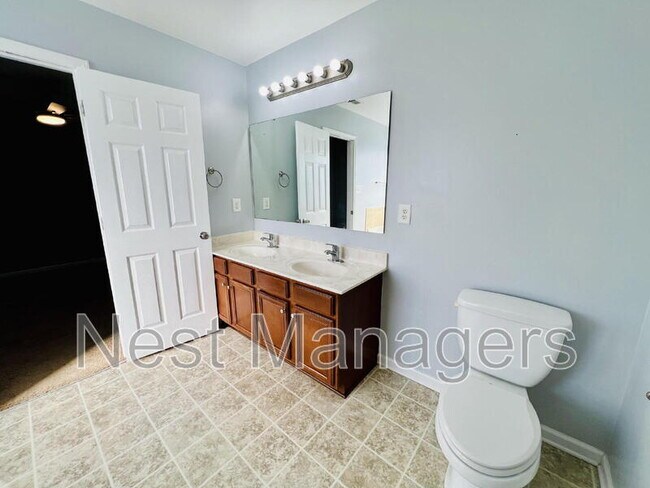 Building Photo - 641 Hogart St