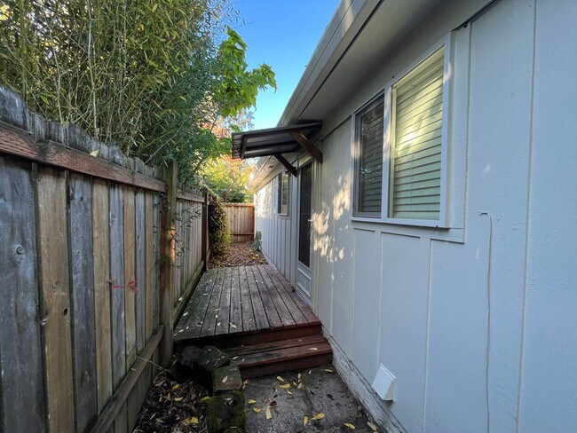 Building Photo - Lovely 2 Bed + 1 Bath Unit in Forest Grove...