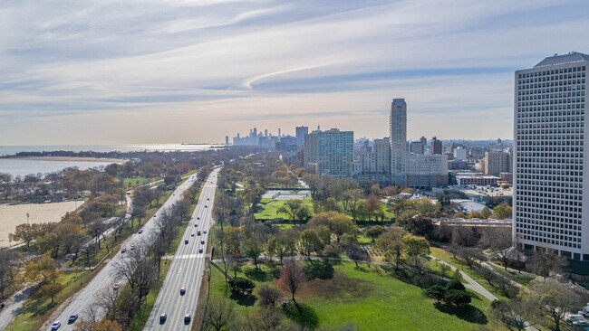 Building Photo - 5455 N Sheridan Rd