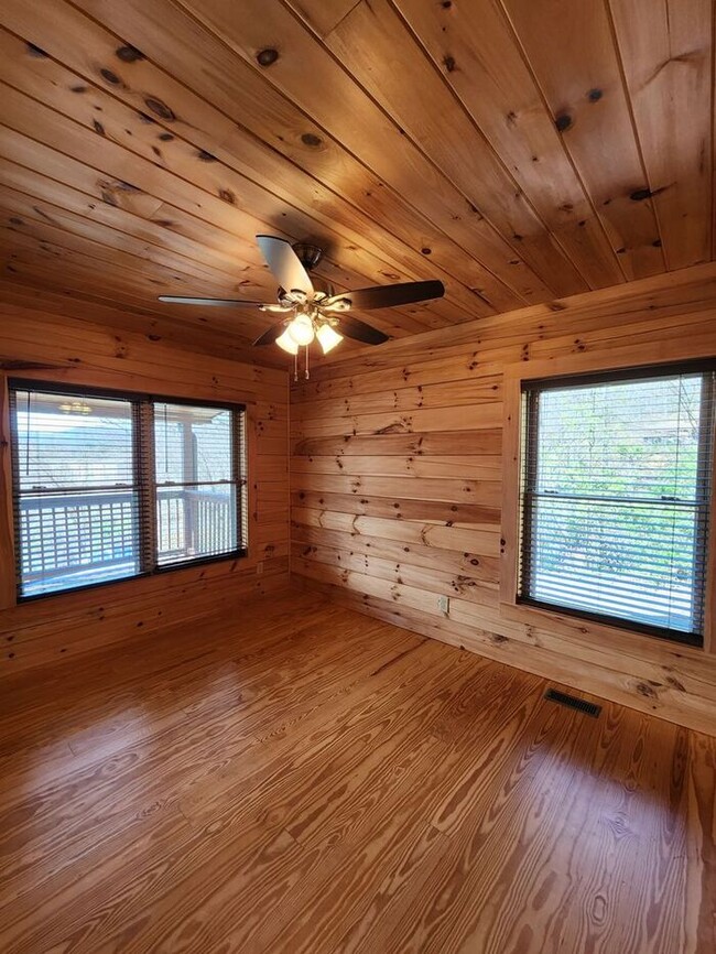 Building Photo - LOCATION! Black Mountain Log Cabin with a ...