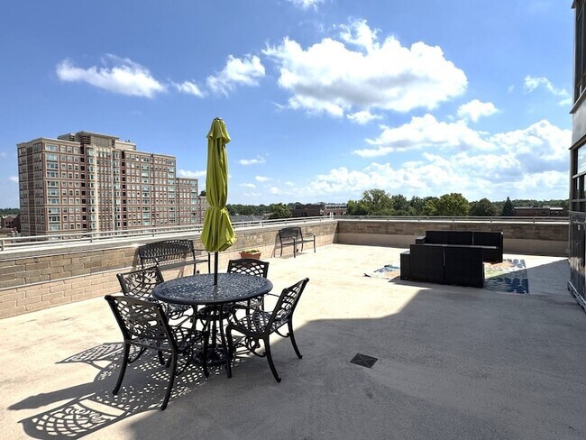 Building Photo - 10 S Dunton Ave