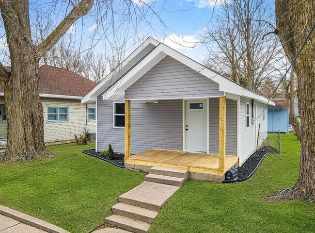 Building Photo - Spacious inside and out! Freshly painted!  3-Bedroom Rental Home – Comfort & Convenience!