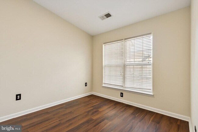 Building Photo - 120 Douglas Dr