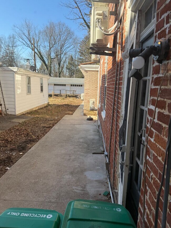 Building Photo - 114 S West St