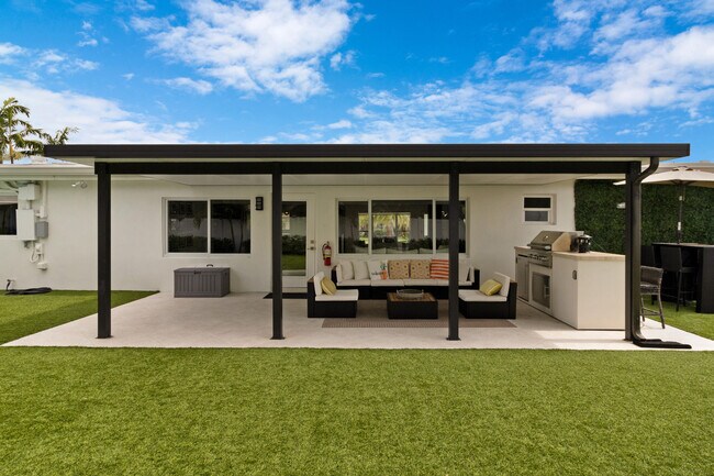 Building Photo - 2862 NE 35th Ct