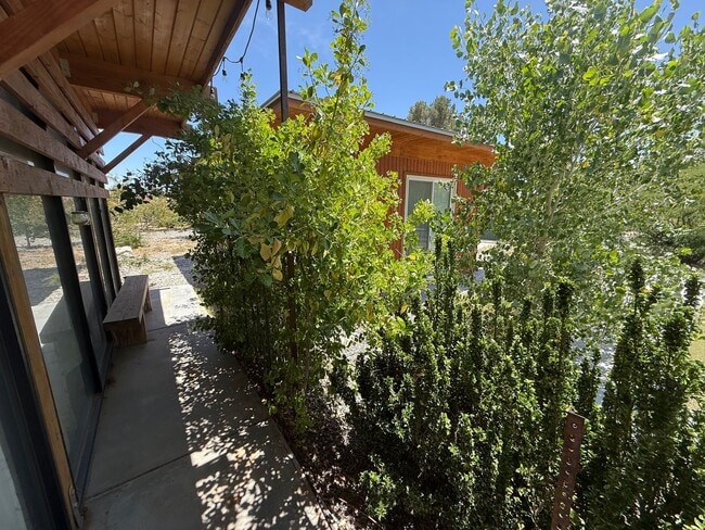 Building Photo - High Desert Retreat- 3 Bedrooms, 2 Bathroo...