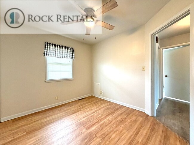 Building Photo - Fresh 2 Bed with Bonus Room on 17th
