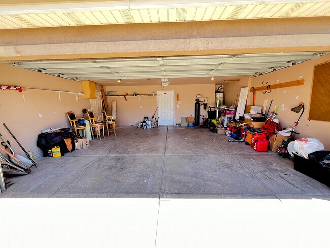 Building Photo - 693 E Castle Stone Dr