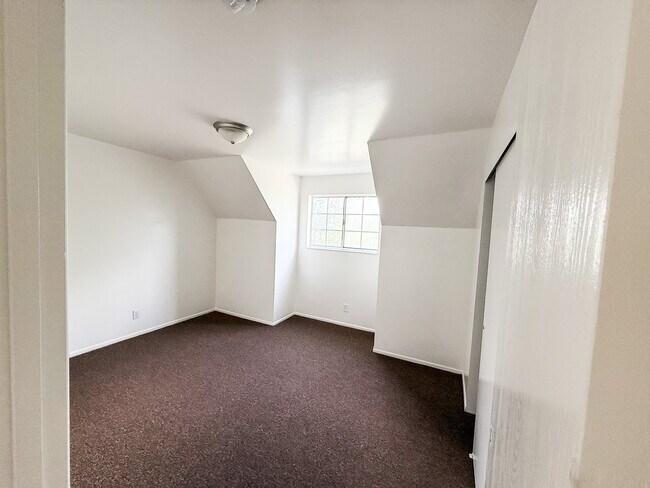 Building Photo - 1038 Cedar Ridge Rd