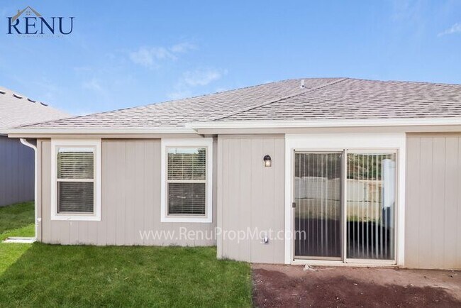 Building Photo - Holiday Special: Free First Month's Rent!!
