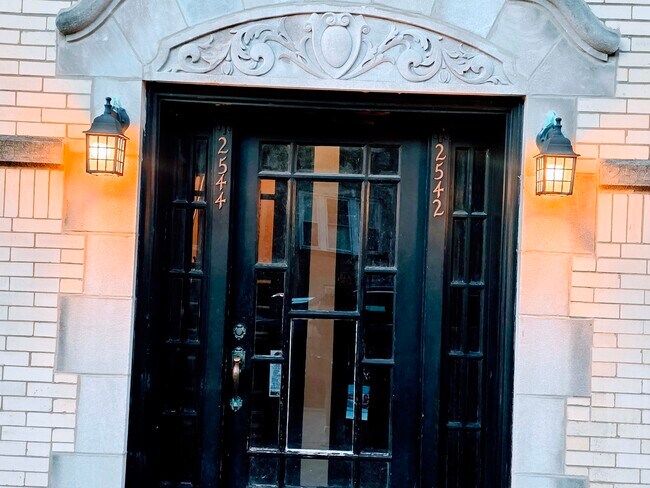 Building Photo - 2544 W Hollywood Ave